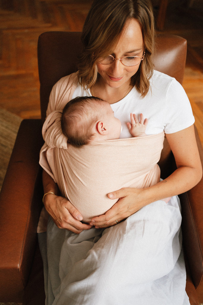 9 excellentes raisons de porter son bébé en écharpe RING-SLING